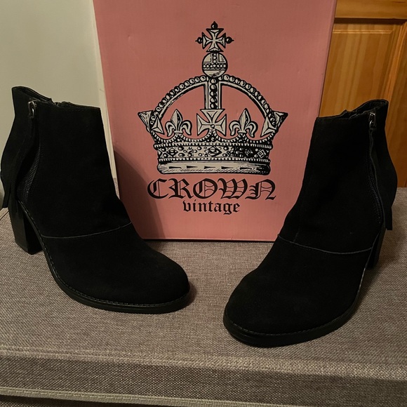 Crown Vintage Black Suede ankle boots, with tassel on each side - Picture 4 of 6